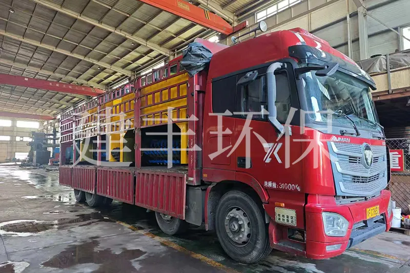 履带式翻堆机发货现场实拍 建丰环保定制发酵设备顺利装车